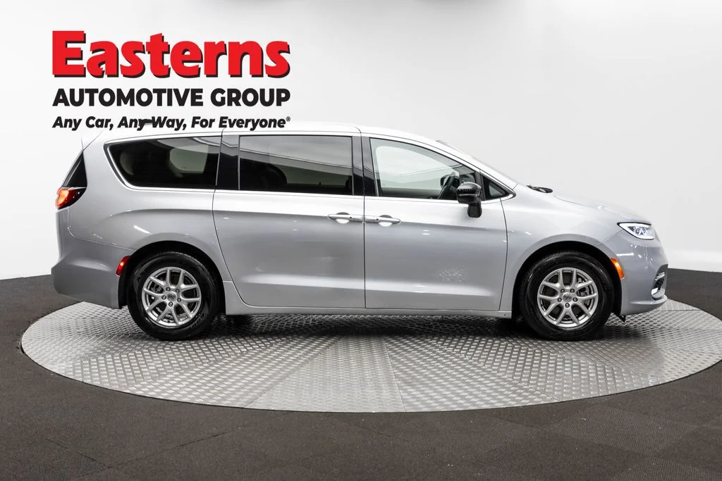 Used 2024 Silver Chrysler Touring L image 4