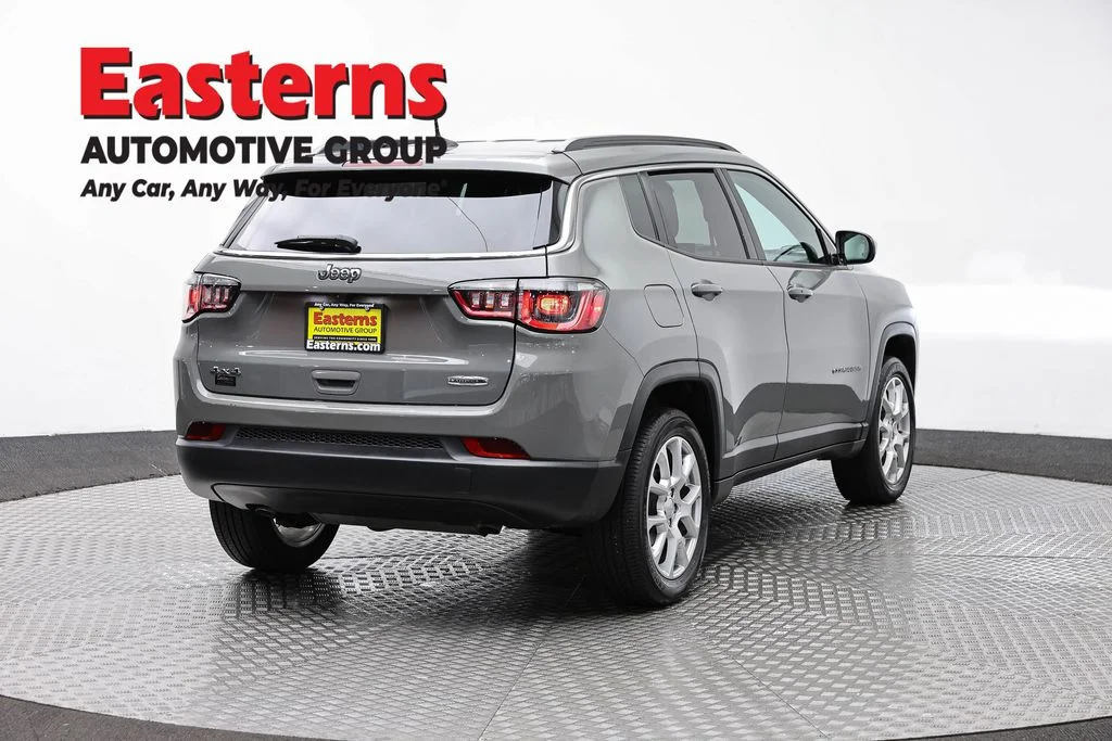 Used 2023 Gray Jeep Latitude Lux image 5