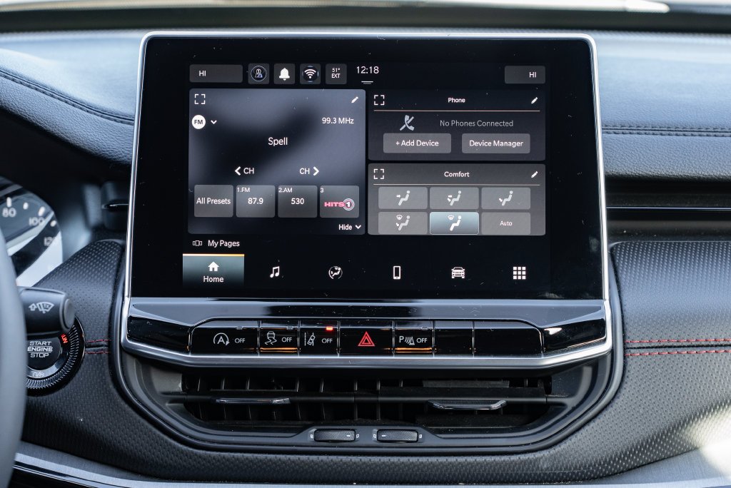 Used 2025 Diamond Black Crystal Pearlcoat Jeep Trailhawk image 11