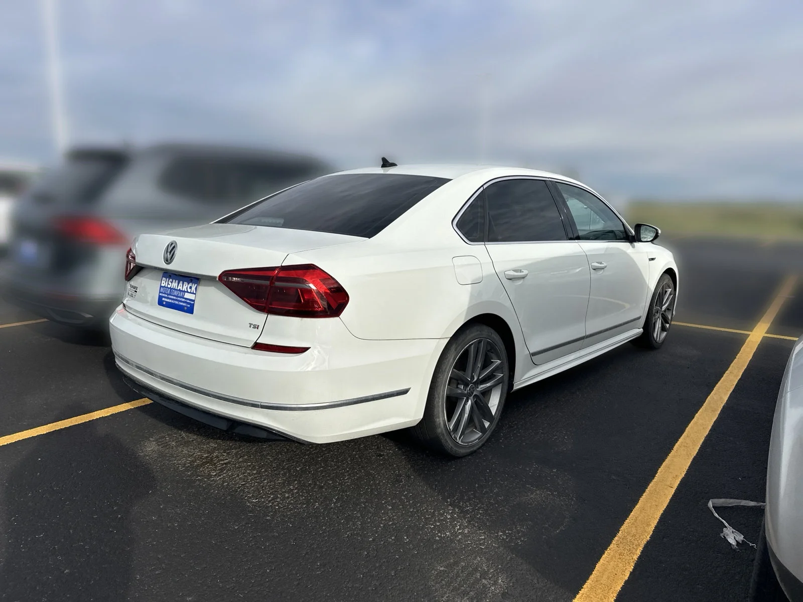 Used 2017  Volkswagen 1.8T R-Line image 3