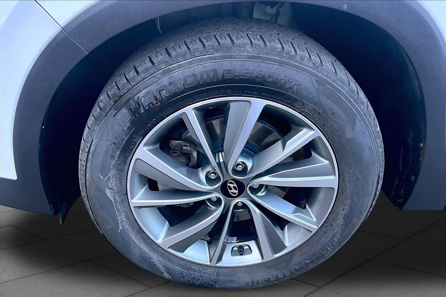 Used 2019 Quartz White Hyundai Limited image 11