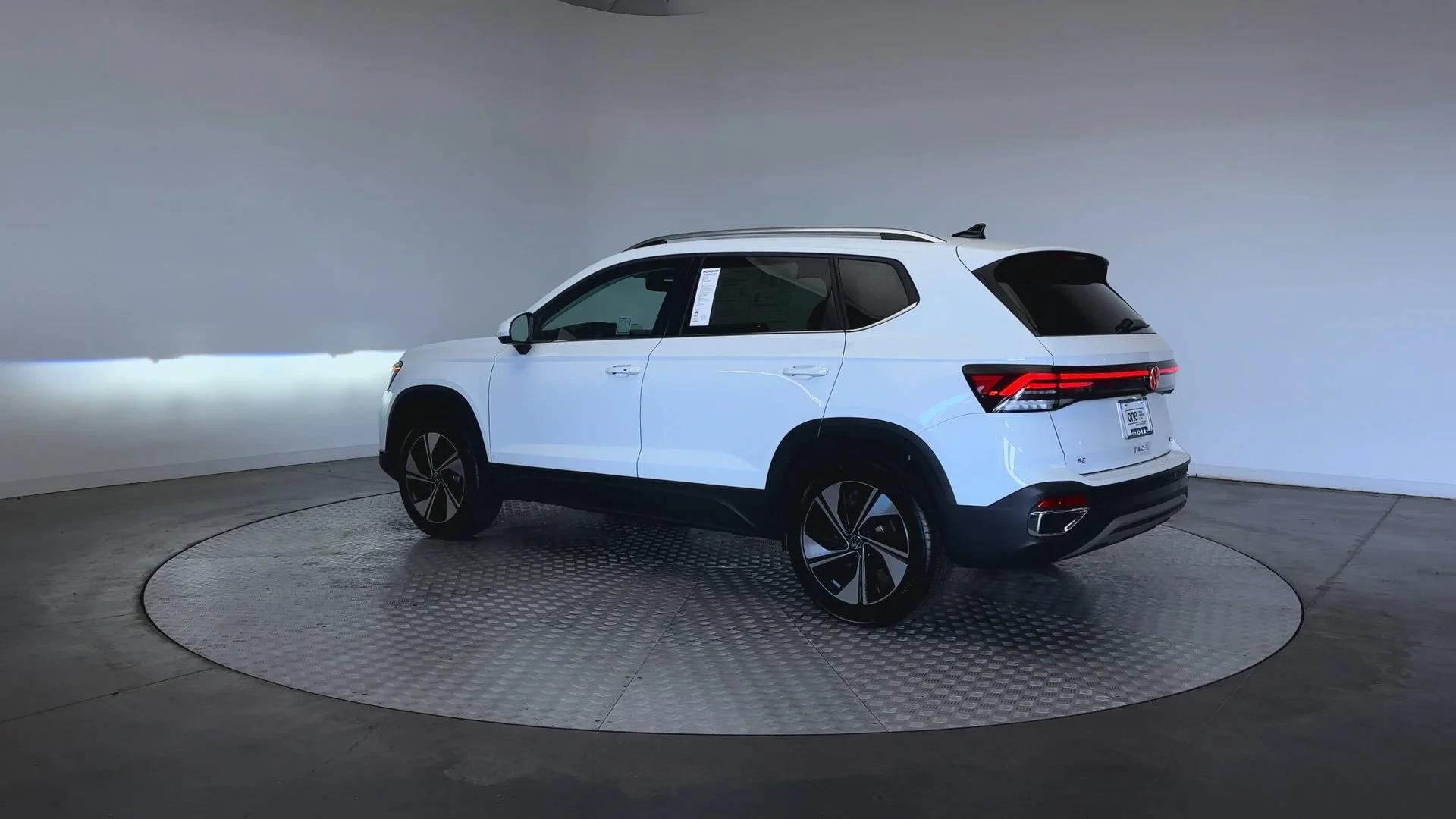 Used 2025 Pure White Volkswagen SE image 6