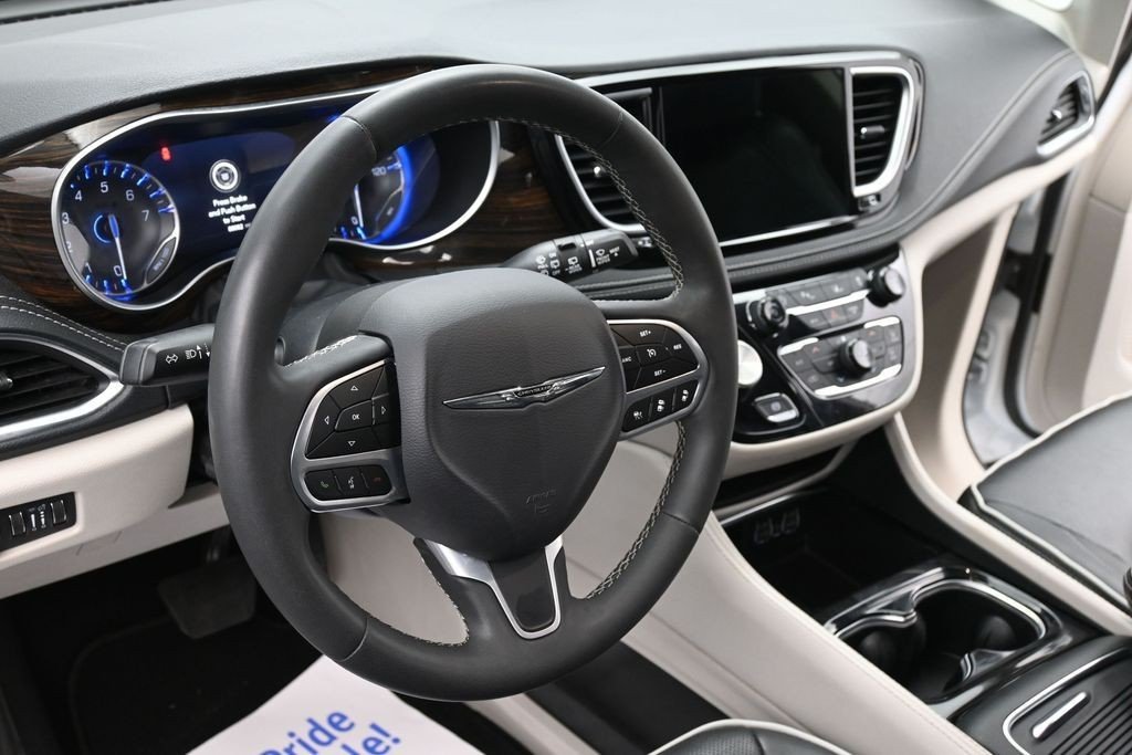 Used 2023 Bright White Clearcoat Chrysler Limited FWD image 13
