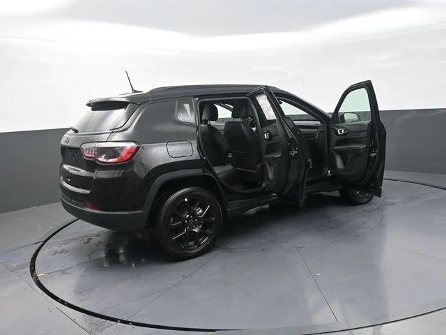 New 2026 Diamond Black Crystal Pearl-Coat Exterior Paint Jeep Latitude image 34
