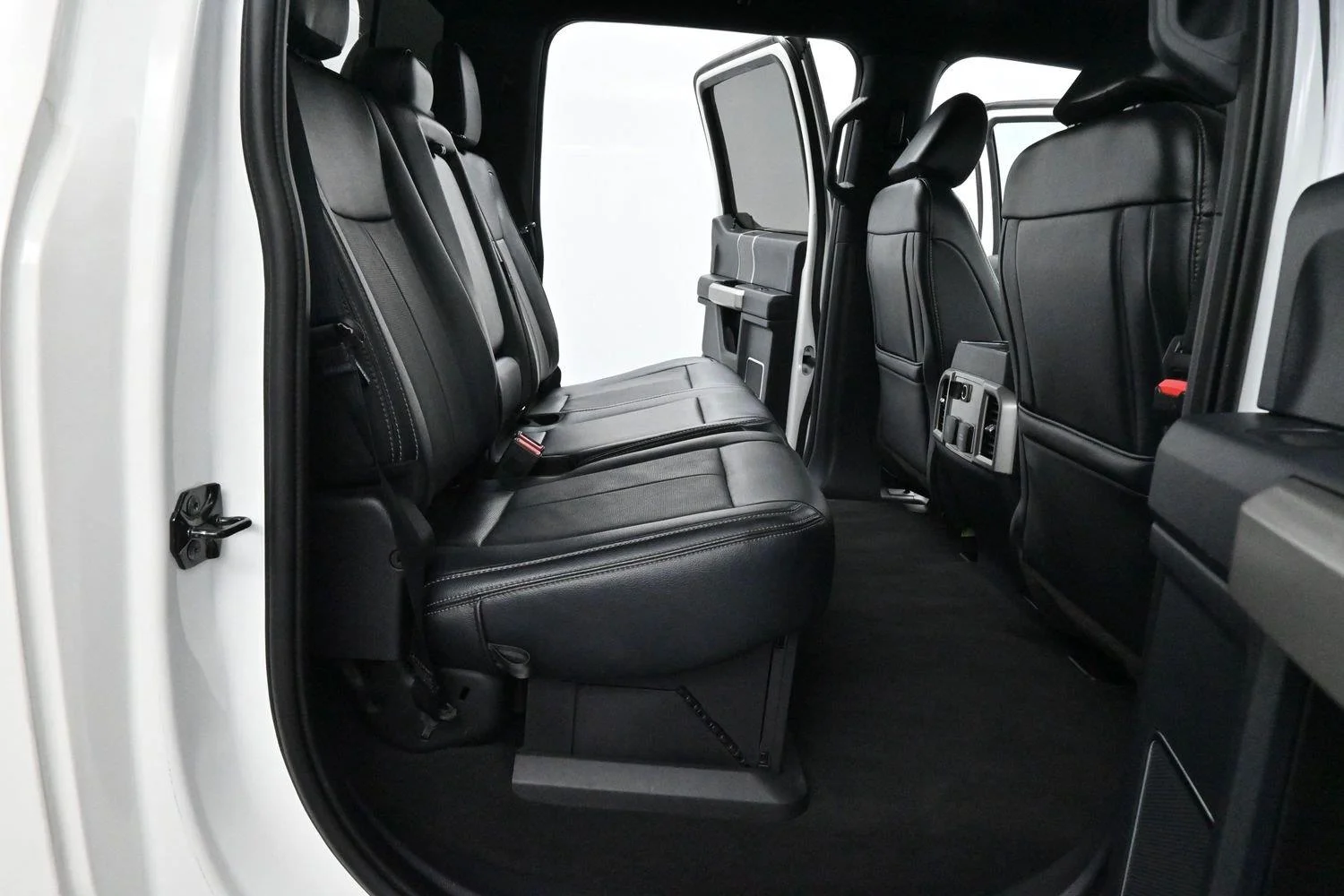 Used 2022 Star White Metallic Tri-Coat Ford LARIAT image 32