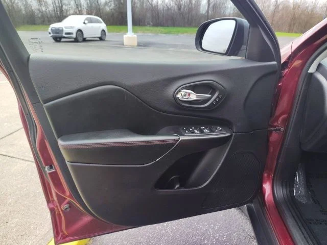 Used 2020 Red Jeep Trailhawk image 12