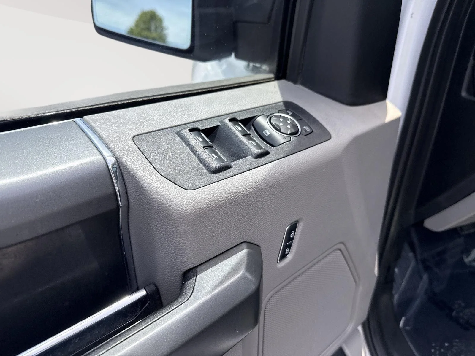 Used 2016 Oxford White/Magnetic Metallic Ford XLT image 18