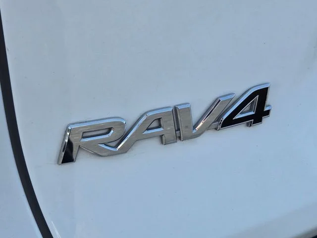 2025 Toyota RAV4 XLE - Photo 16