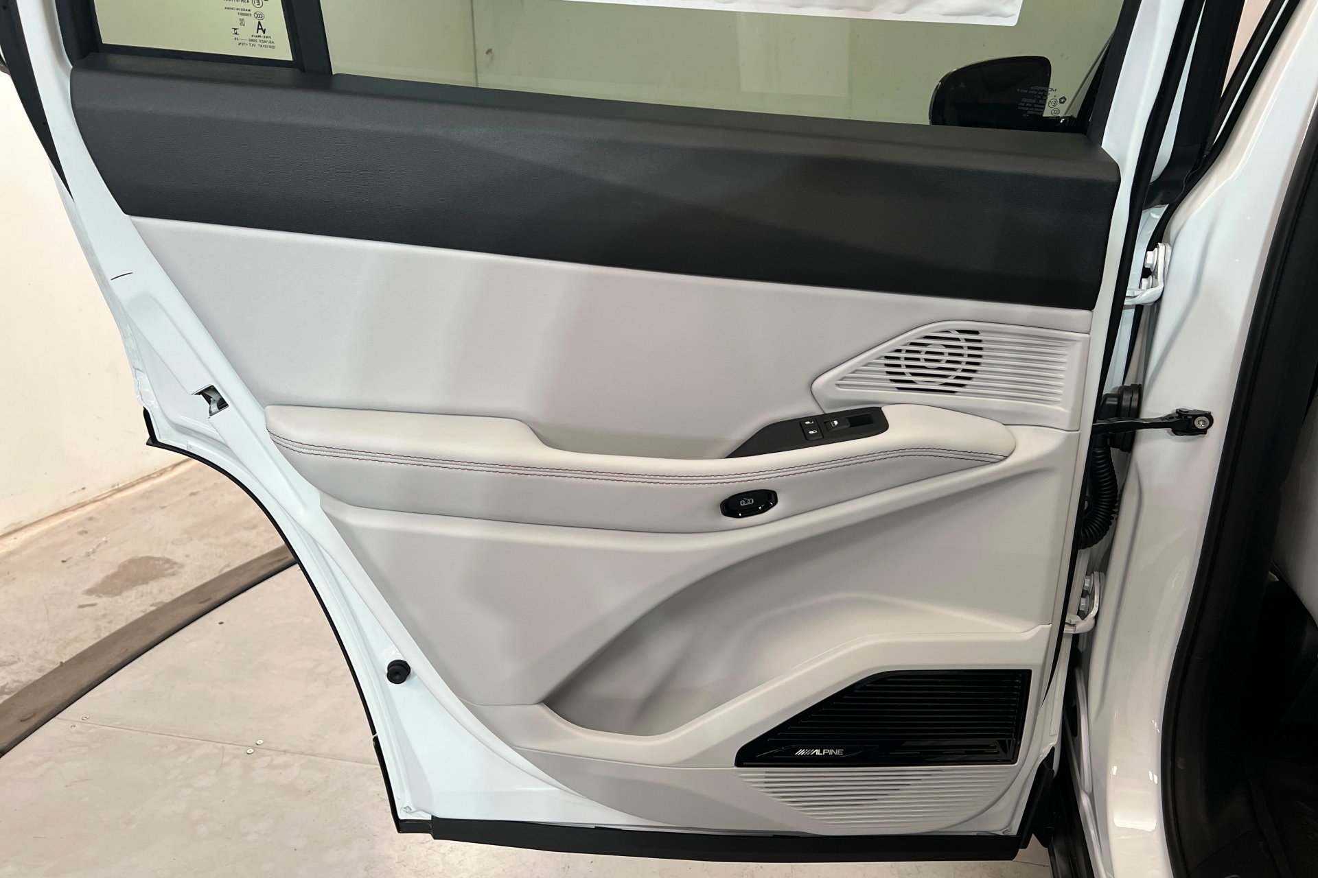 New 2026 Bright White Clear-Coat Exterior Paint Jeep Limited image 19