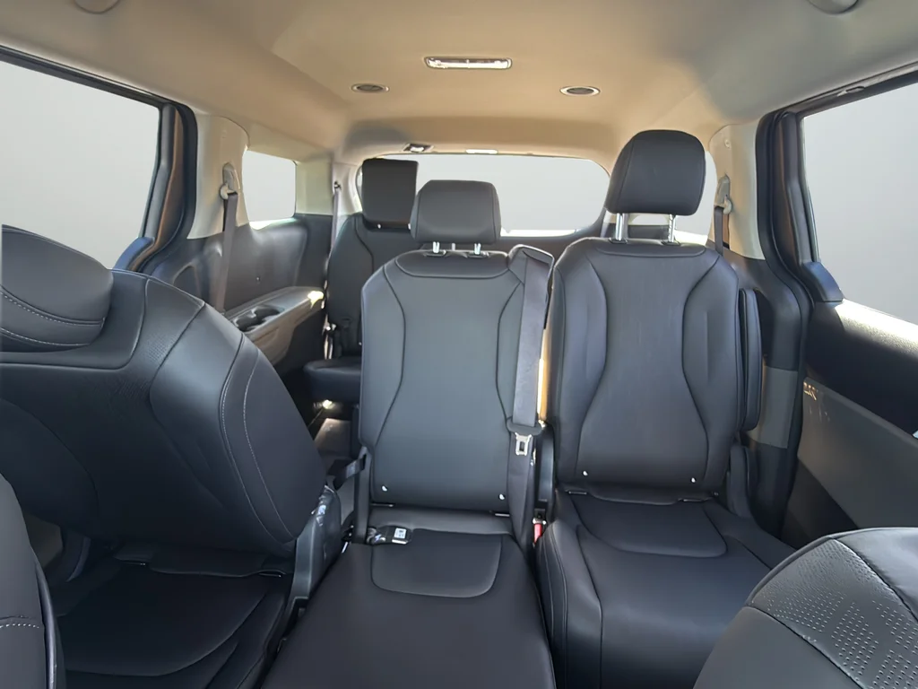 New 2027 Ceramic Silver Kia LXS image 29