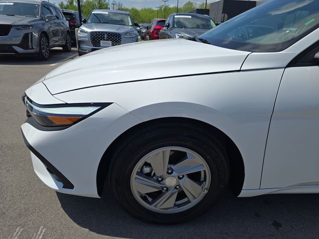 Used 2025 White Hyundai SE image 10