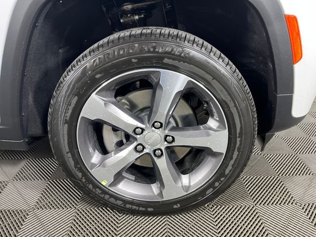 New 2026 Bright White Clear-Coat Exterior Paint Jeep Limited image 5