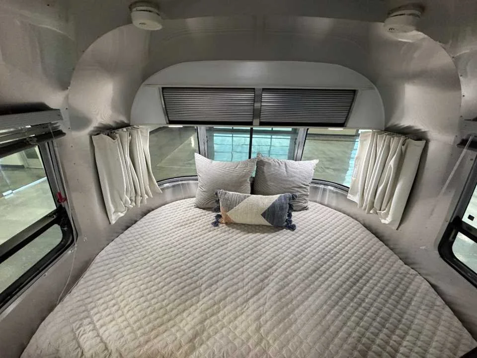 Used 2016 SILVER AIRSTREAM  image 16