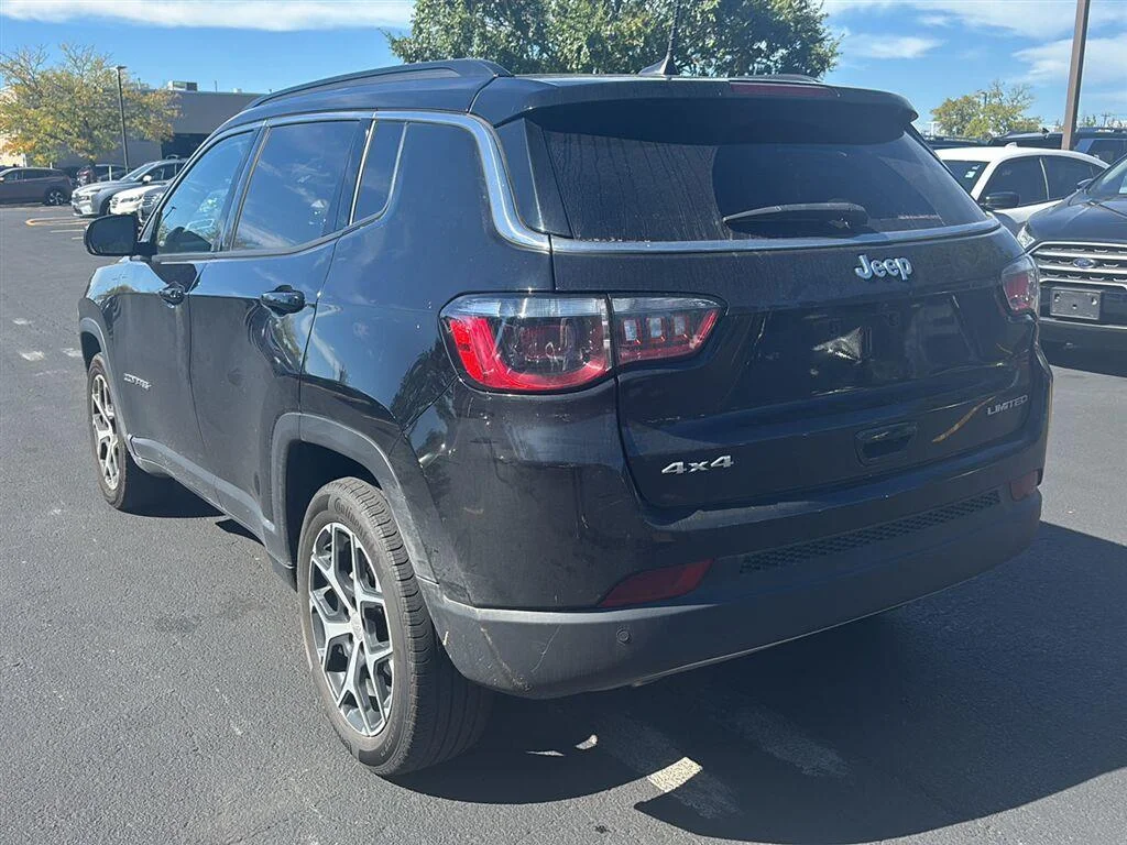 Used 2024 Diamond Black Crystal Pearlcoat Jeep Limited image 5