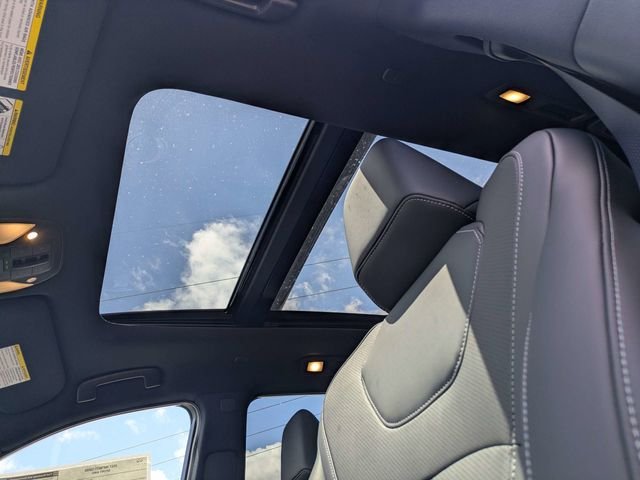 New 2027 2T RAD WHT INFINITI Sport AWD image 22