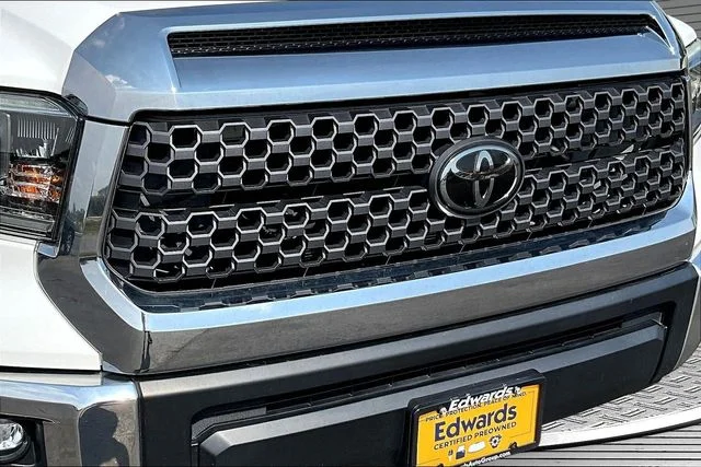 Used 2018 White Toyota SR5 image 33