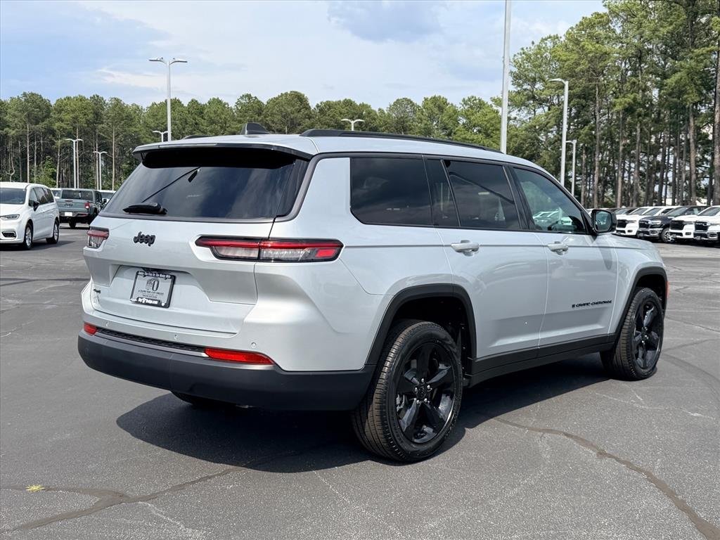 New 2026 Silver Zynith Exterior Paint Jeep Limited 4x4 image 3