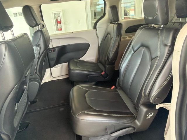 Used 2023 Silver Mist Clearcoat Chrysler  image 13