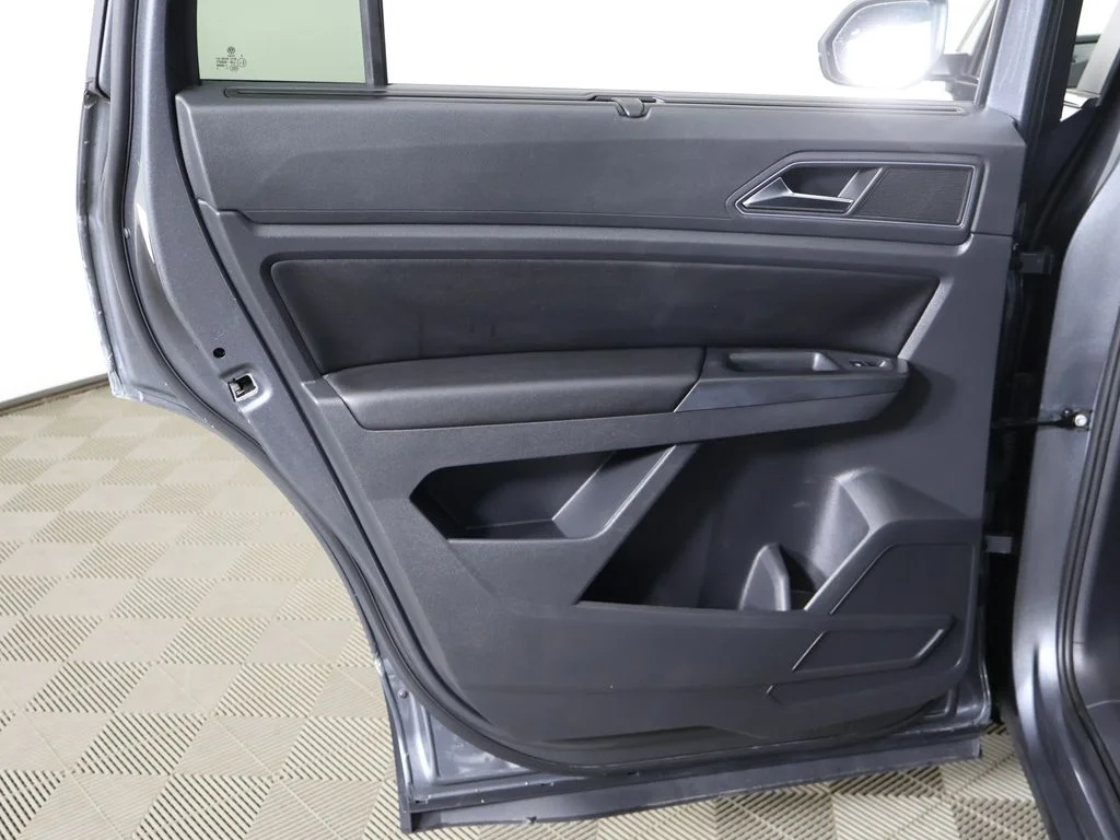 Used 2018 Platinum Gray Metallic Volkswagen 3.6L V6 SE image 26