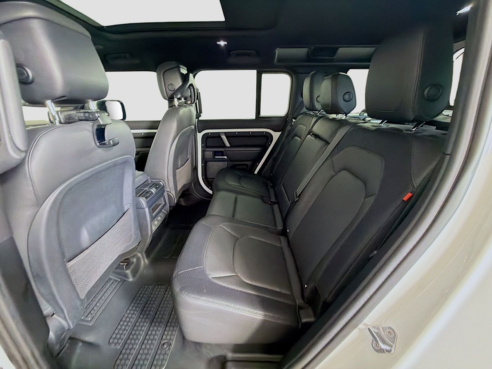 Used 2024 Fuji White Land Rover X-Dynamic SE image 27