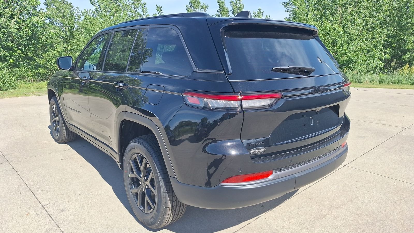 New 2026 Diamond Black Crystal Pearl-Coat Exterior Paint Jeep Altitude image 6