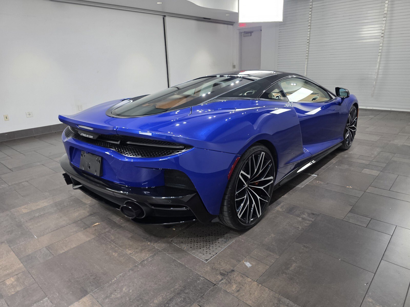 Used 2023 Aurora Blue McLaren  image 24