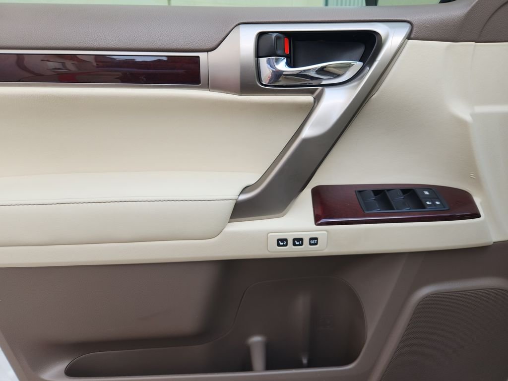 Used 2015 Starfire Pearl Lexus 460 Luxury image 23