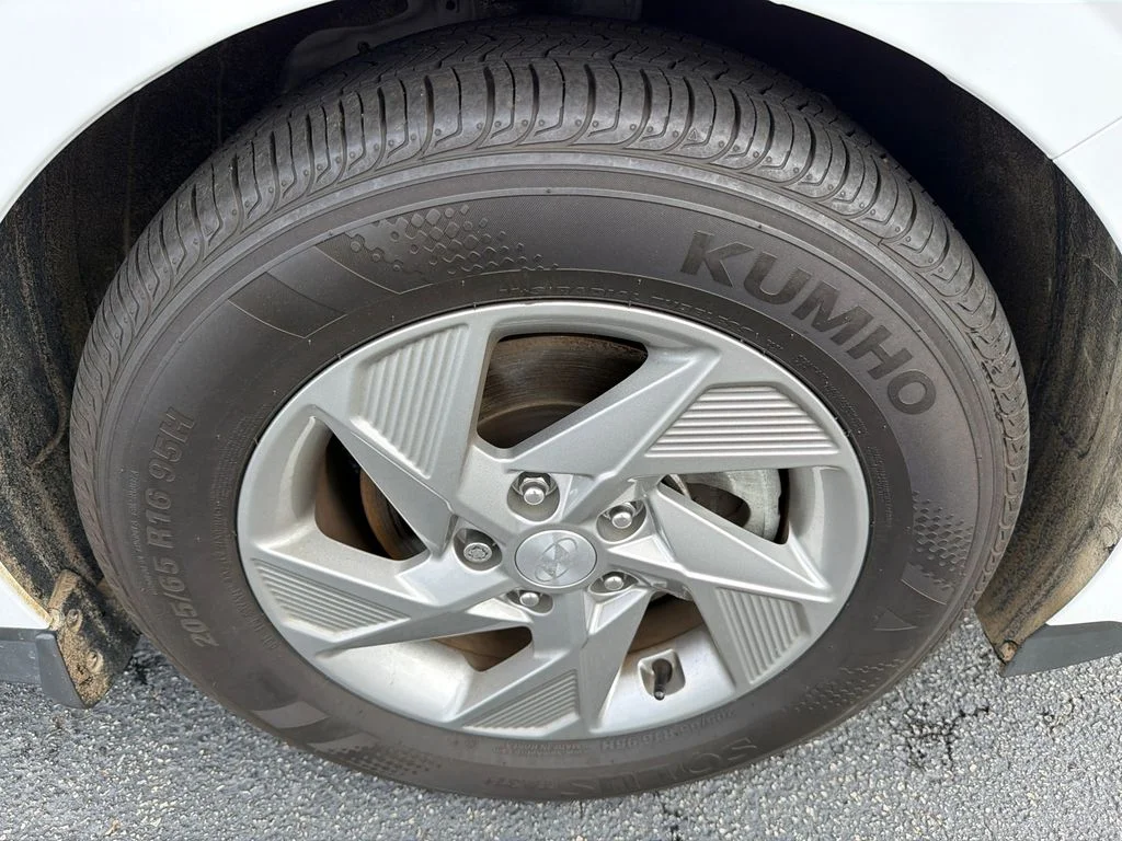 Used 2025 White Hyundai SE image 12
