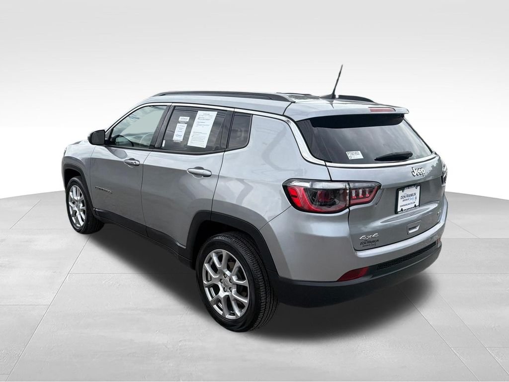 Used 2023 Silver Jeep Latitude Lux image 3
