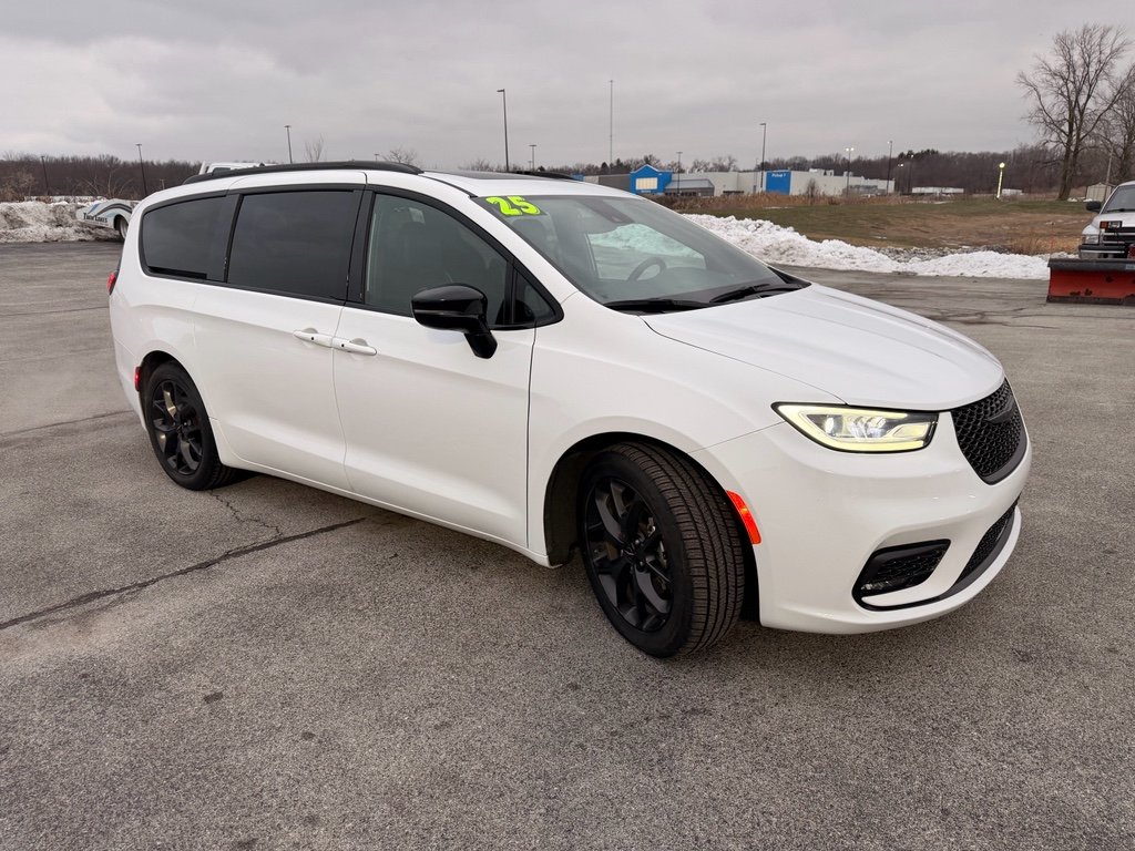 Used 2025 Bright White Clearcoat Chrysler Limited image 4