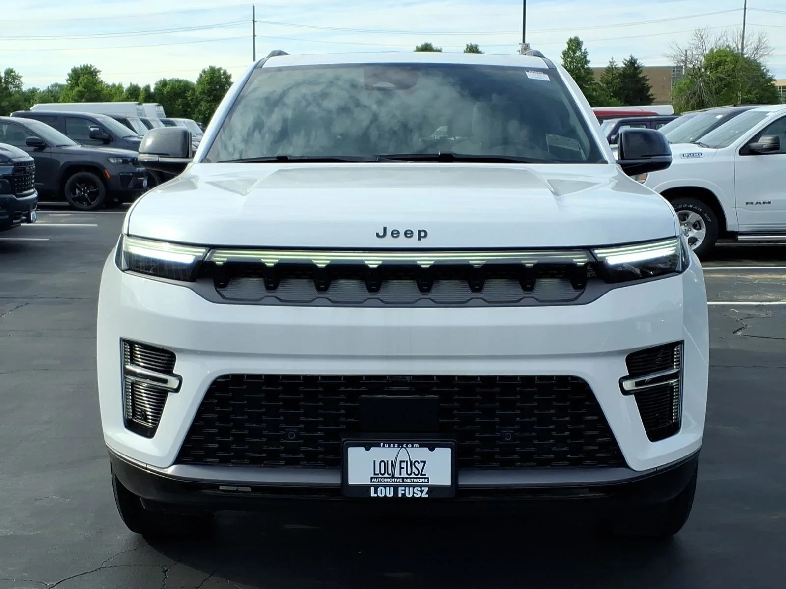 New 2026 Bright White Clear-Coat Exterior Paint Jeep Limited Altitude image 24