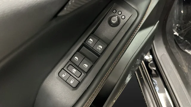 New 2026 Diamond Black Crystal Pearl-Coat Exterior Paint Jeep Limited image 21