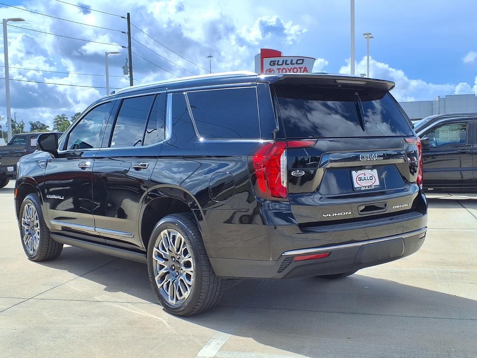Used 2023 Onyx Black GMC Denali Ultimate image 2