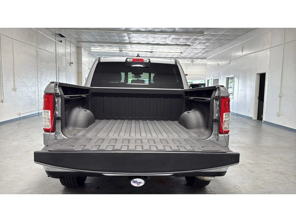 Used 2022 Billet Silver Metallic Clearcoat Ram Big Horn Crew Cab 4X4 3.6L V6 1 OWNER image 10