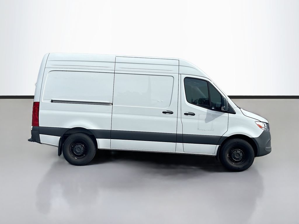Used 2024  Mercedes-Benz Cargo 144 WB image 2