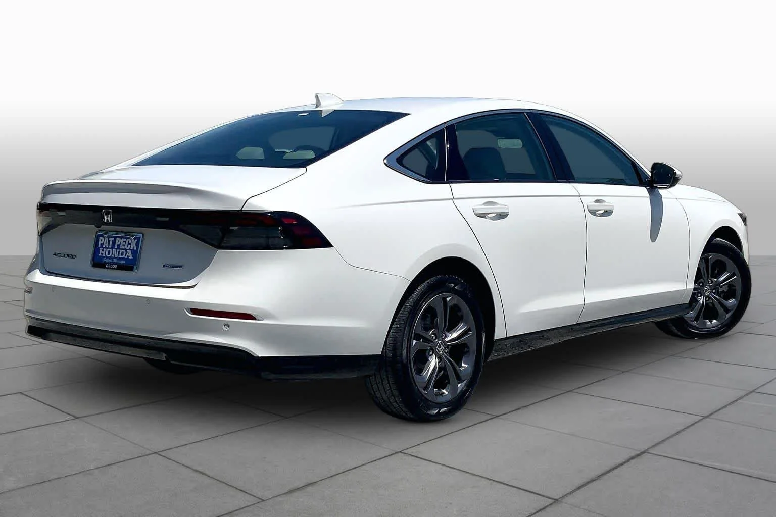 Used 2026 Platinum White Pearl Honda EX-L image 13