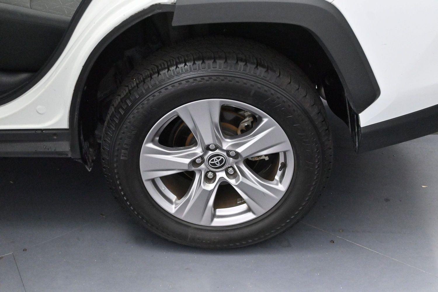 Used 2022 White Toyota XLE image 30