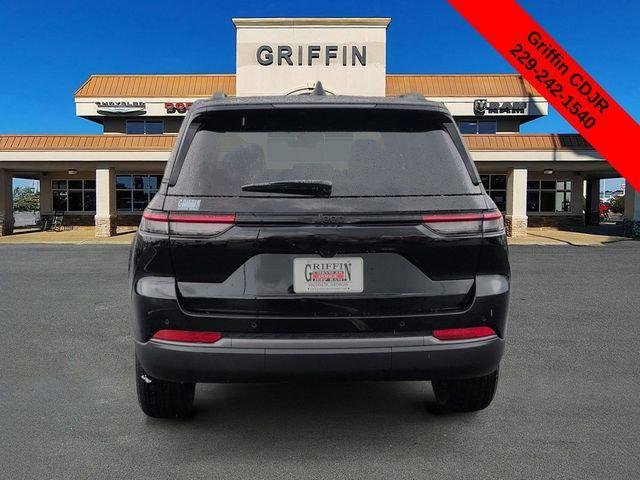 New 2026 Diamond Black Crystal Pearl-Coat Exterior Paint Jeep Laredo image 8