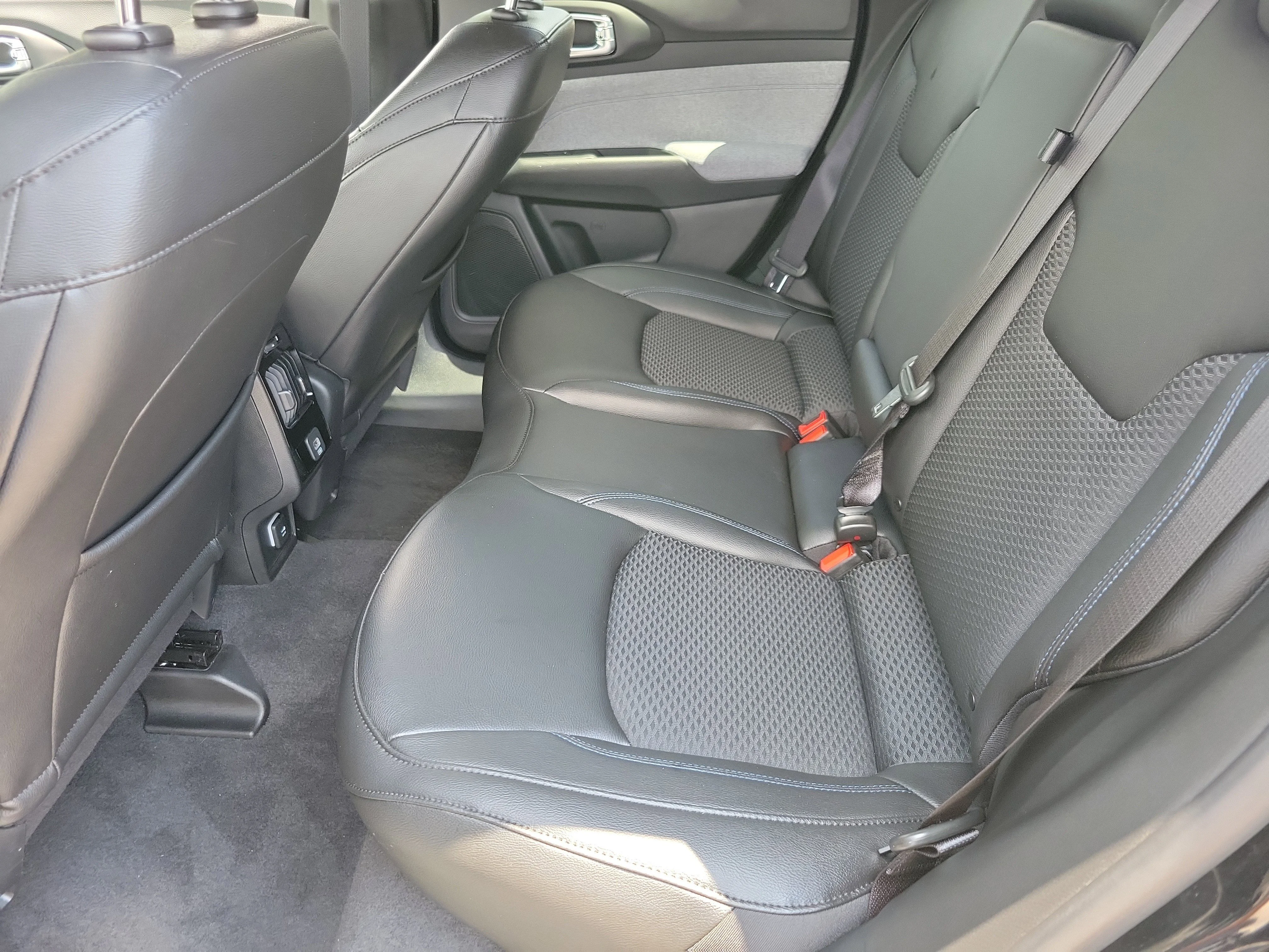 Used 2024 Diamond Black Crystal Pearlcoat Jeep Latitude image 7