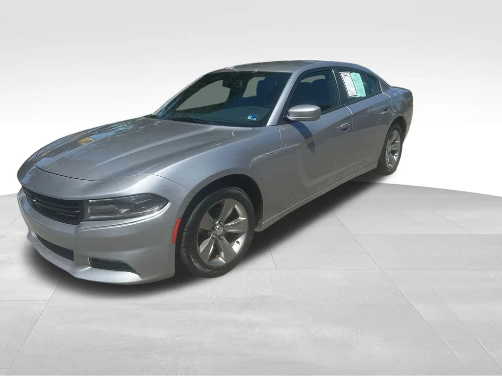 Used 2018 Silver Dodge V6 image 2