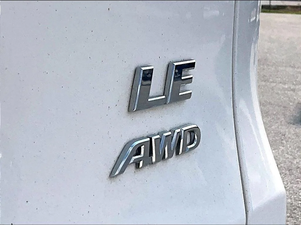 Used 2022 White Toyota LE image 9