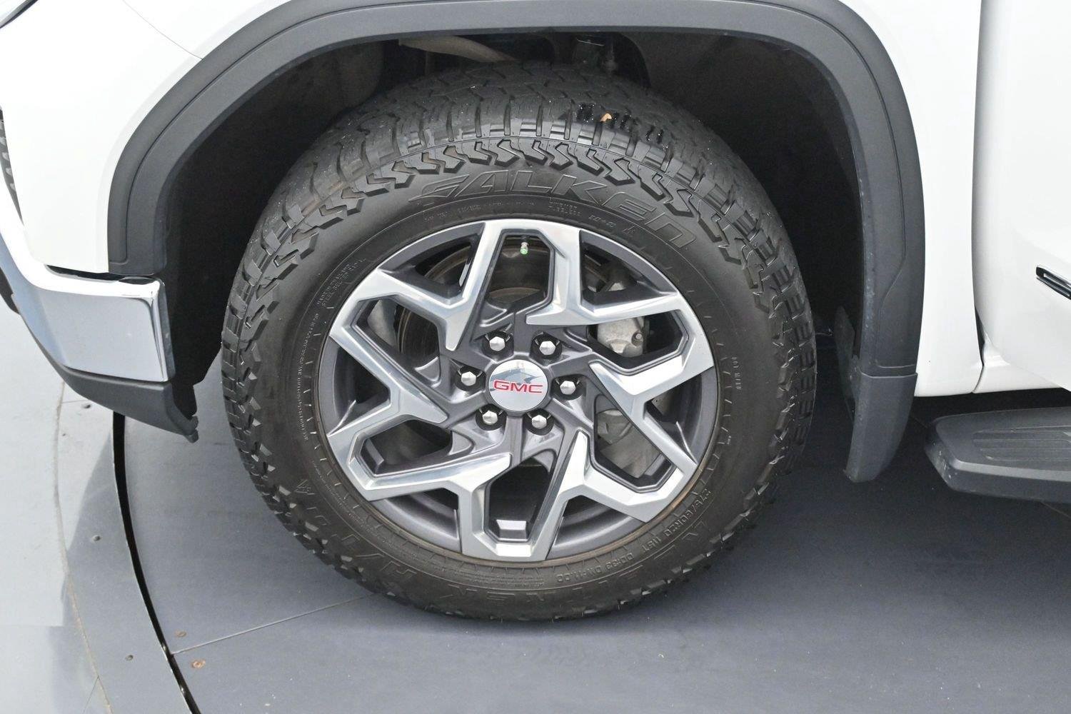 Used 2023 White Frost Tricoat GMC SLT image 35