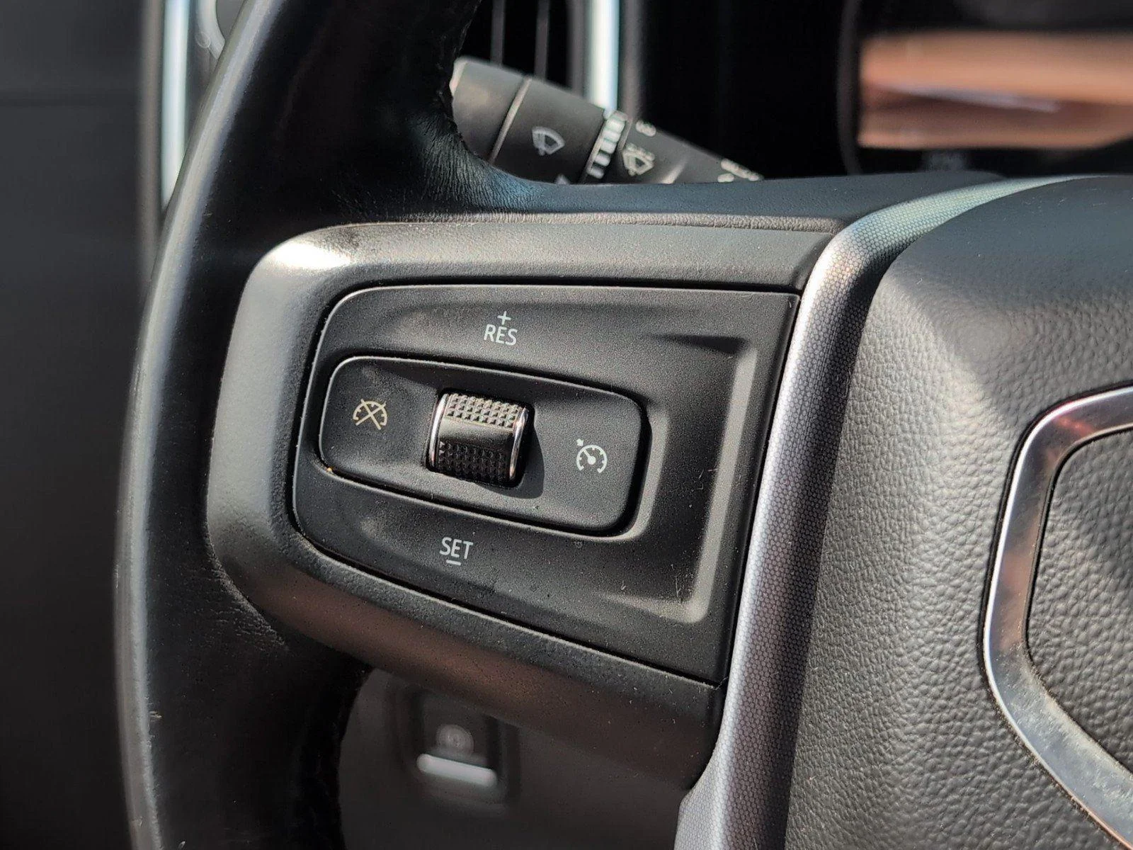Used 2022 Onyx Black GMC SLE image 29