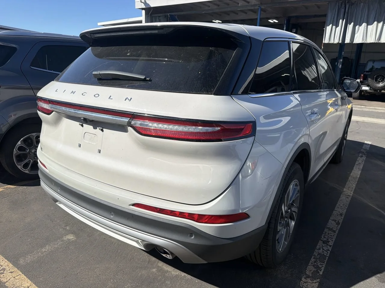 Used 2023 CERAMIC PEARL MET Lincoln Standard image 4