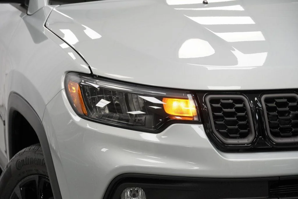 New 2026 Silver Zynith Metallic Clear-Coat Exterior Paint Jeep Latitude image 5