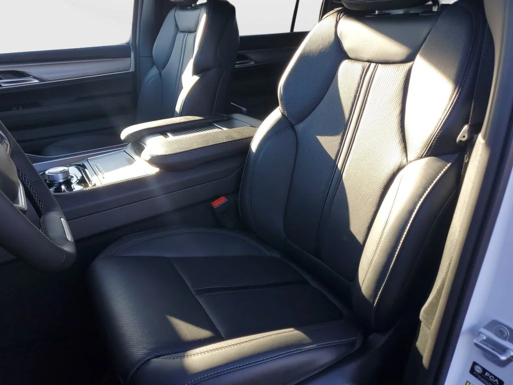 New 2026 Bright White Clear-Coat Exterior Paint Jeep Limited Altitude image 12