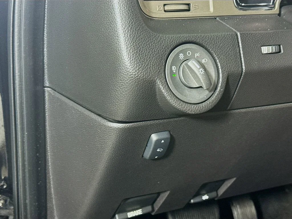 Used 2013 Black Lincoln Base image 11