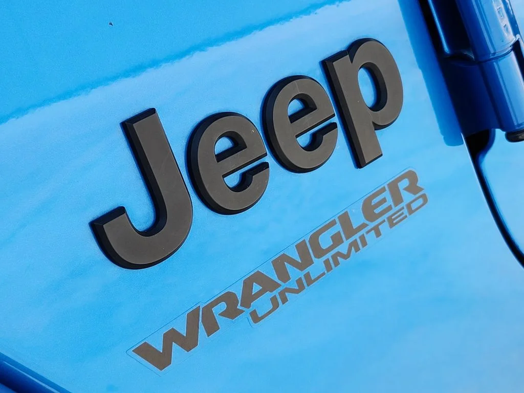 Used 2022 Hydro Blue Pearlcoat Jeep Unlimited Sahara Altitude image 12