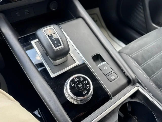 Used 2023 Silver Mitsubishi SE image 23