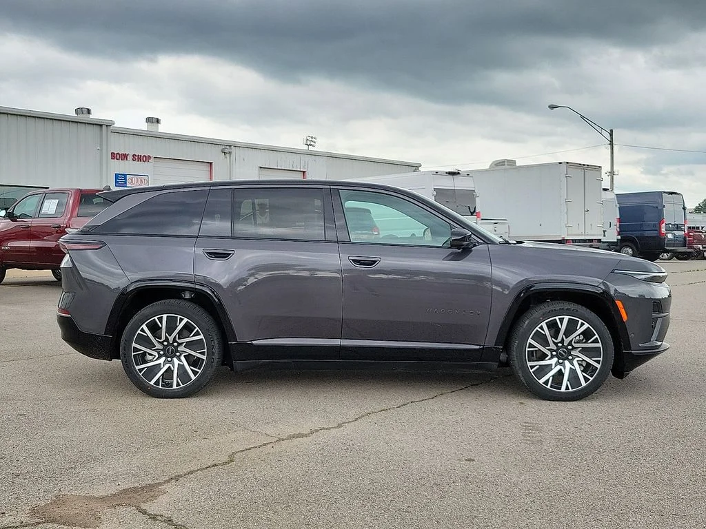 New 2025 Baltic Gray Metallic Clear-Coat Exterior Paint Jeep Limited image 6